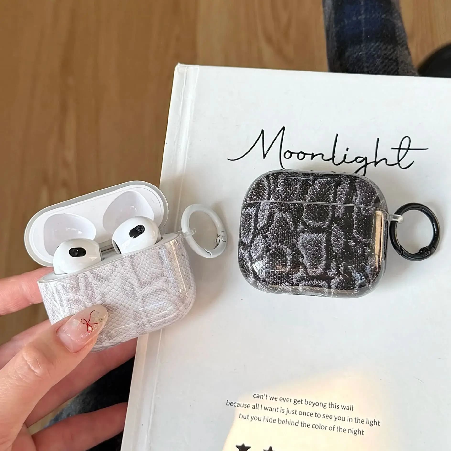Elegante e Unico: Custodia Protettiva per Auricolari con Texture Effetto Pelle di Serpente Bianca e Nera, Motivo Irregolare, per AirPods 1 2 3 4 Pro Pro2 Pro3