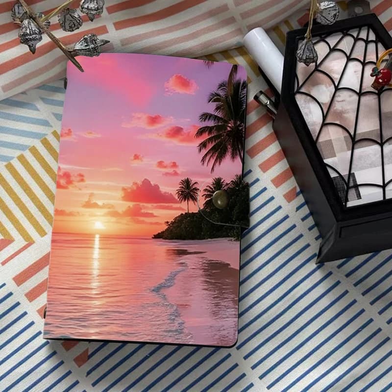 Quaderno con copertina in morbida pelle con stampa di palme e spiaggia tropicale al tramonto rosa, diario con paesaggio estivo oceanico e chiusura a bottone a pressione