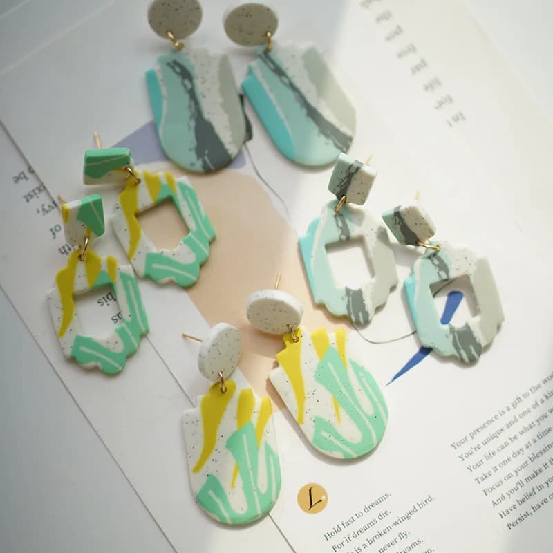 Set di orecchini a bottone in argilla polimerica leggera con motivo floreale in pietra pendente a forma multipla in marmo fatto a mano per tutti i giorni