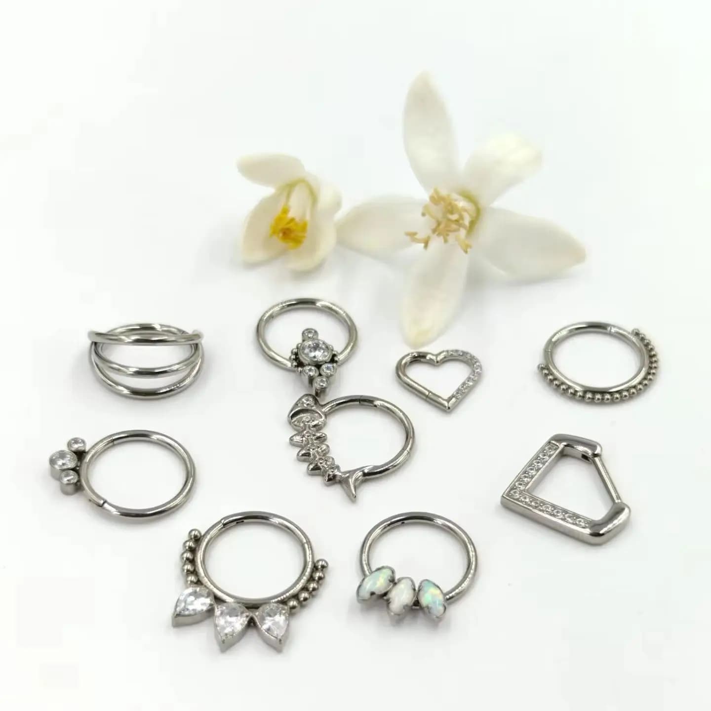 Piercing in titanio ASTM F136 per septum, naso, daith, orecchini da donna con zirconi a forma di cuore, piercing per cartilagine e trago.