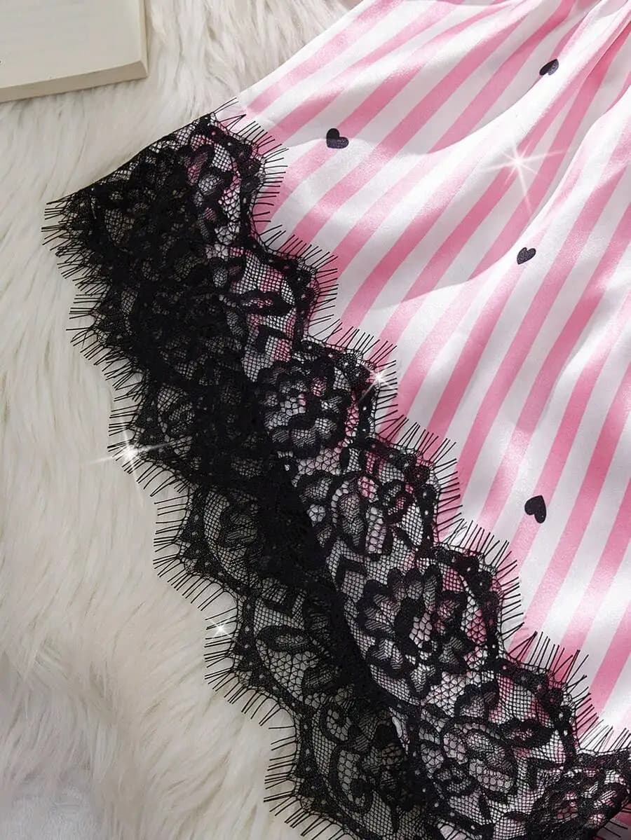 Set di lingerie in raso a righe con cuori, composto da 2 pezzi, con canotta con scollo a V in pizzo e pantaloncini con fiocco.