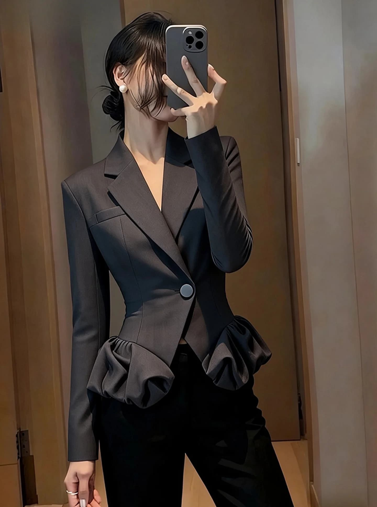 Elegante Giacca Corta Nera Leggera Stile Maturo Unico e Raffinato con Fascia in Vita per la Primavera