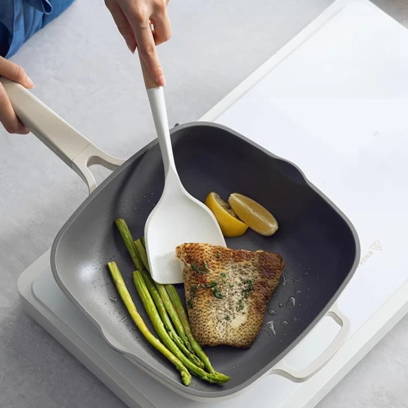 Flat bottom non-stick pan for domestic use, suitable for frying steaks and eggs, compatible with gas stoves and induction.