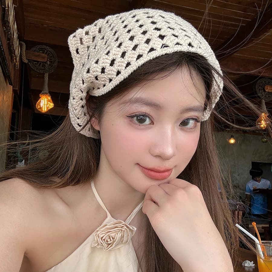 Asciugamano per capelli a triangolo cavo francese per donna Fasce per capelli all'uncinetto beige Bandana Fasce per sciarpa per capelli con foto letterarie da viaggio estiva