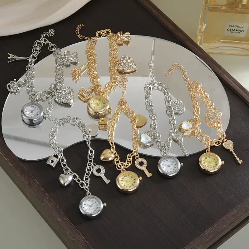Orologio da donna con braccialetto con ciondoli d'amore Orologio da donna al quarzo stile cool in Europa e America Orologio da polso da donna con tendenza alla moda Relogio Feminino