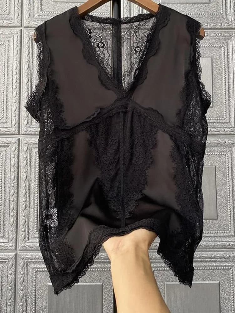 Elegante Camicia Nera in Pizzo Senza Maniche da Donna, Stile Commuter con Fibbia di Marca, Scollo a V in Seta, Lunghezza Regolare, Tinta Unita