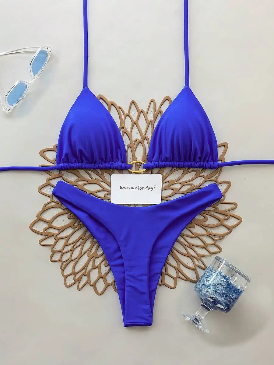 Costume da bagno bikini triangolare in tinta unita da 2 pezzi per l'estate al resort sulla spiaggia
