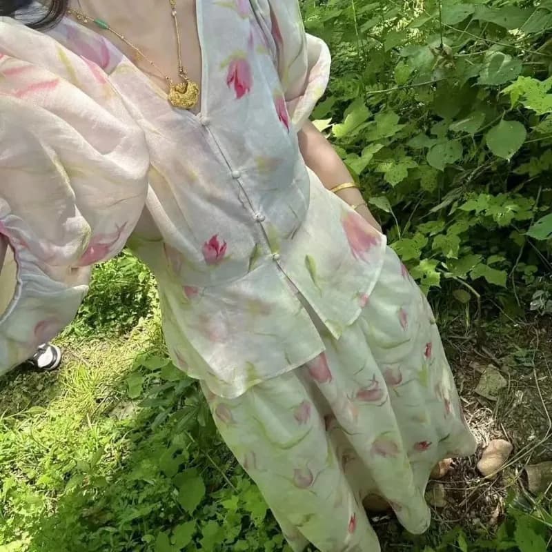 Complete two pieces of woman with floral print: blouse with supple sleeves and V neckline + high waist midi skirt, casual outfit