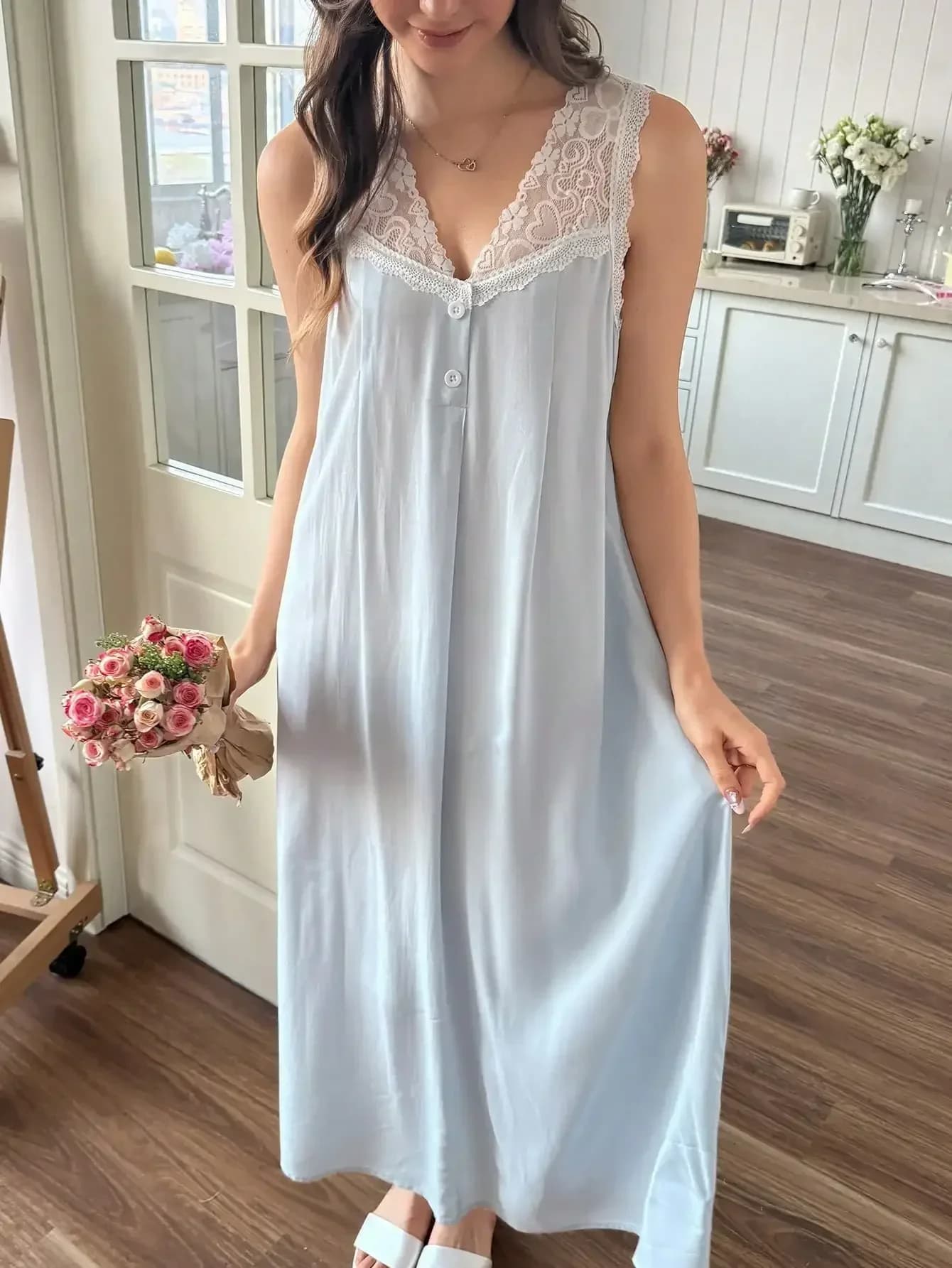 Camicia da Notte Midi da Donna Snug Reverie, Blu Chiaro, Senza Maniche, Scollo a V con Dettagli in Pizzo a Contrasto, Tessuto Semi-Trasparente