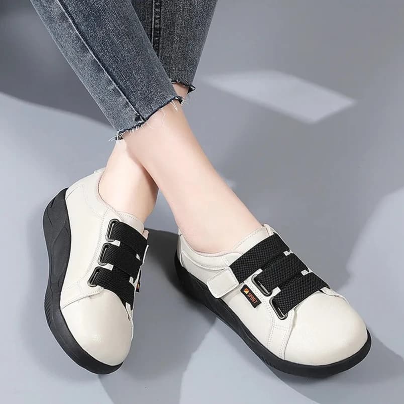2025 Women's high sports shoes in autumn and winter new single shoes with thick sole small casual white shoes