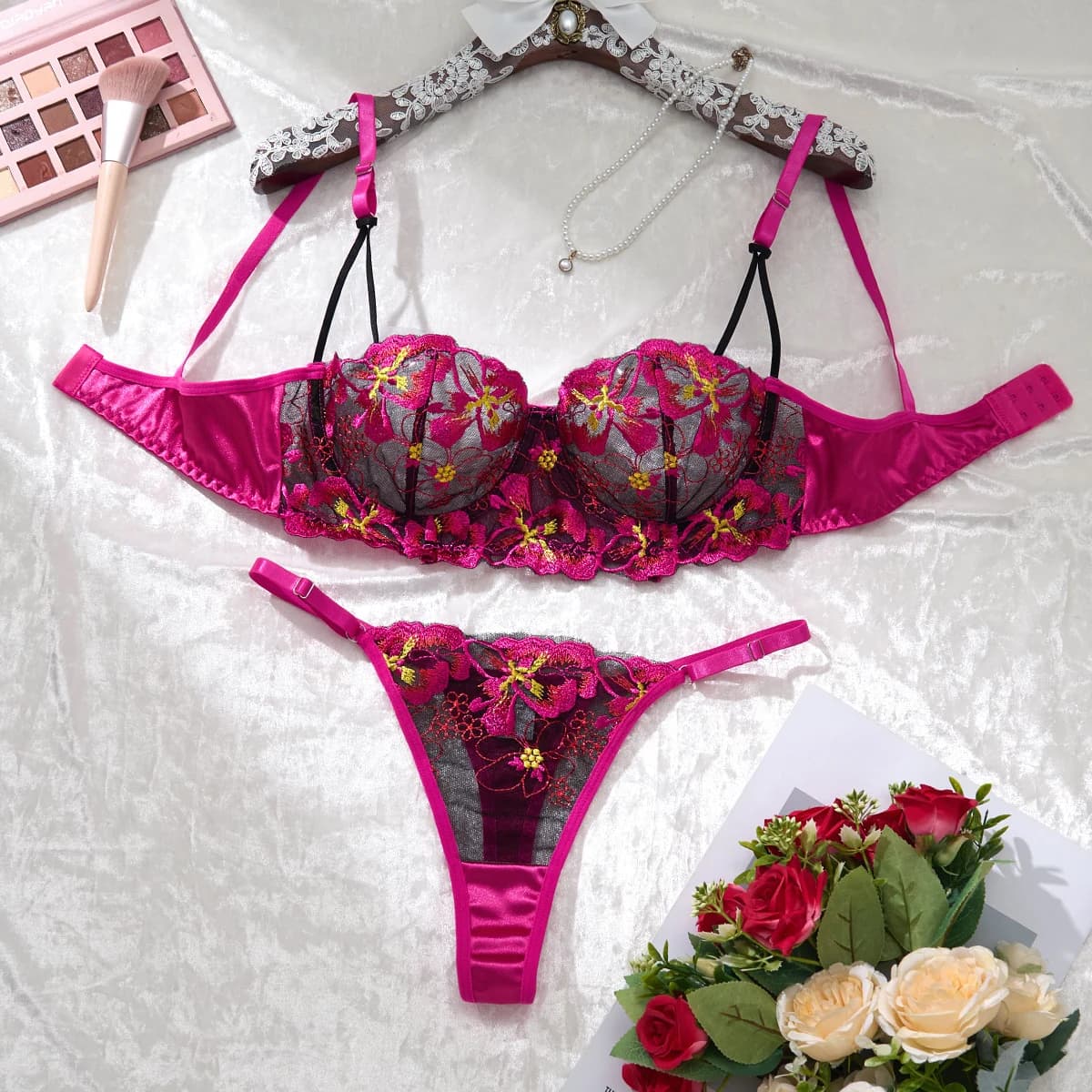 Un set di lingerie sexy rosa-rossa, comprese un reggiseno e mutandine con motivi a margherita, anche in comodo stile casa ZA825147