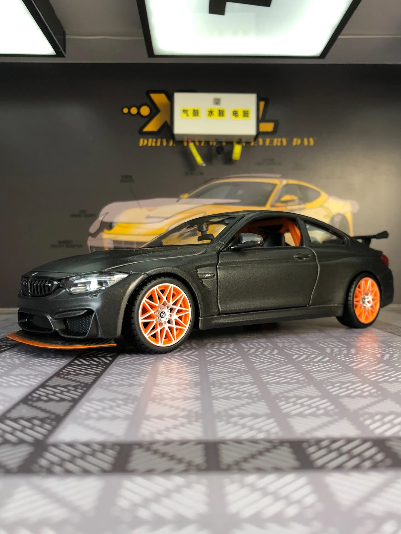 Maisto 1:24 simulation zinc alloy BMW M4 GTS model car, static ornament, metal collectible gift car
