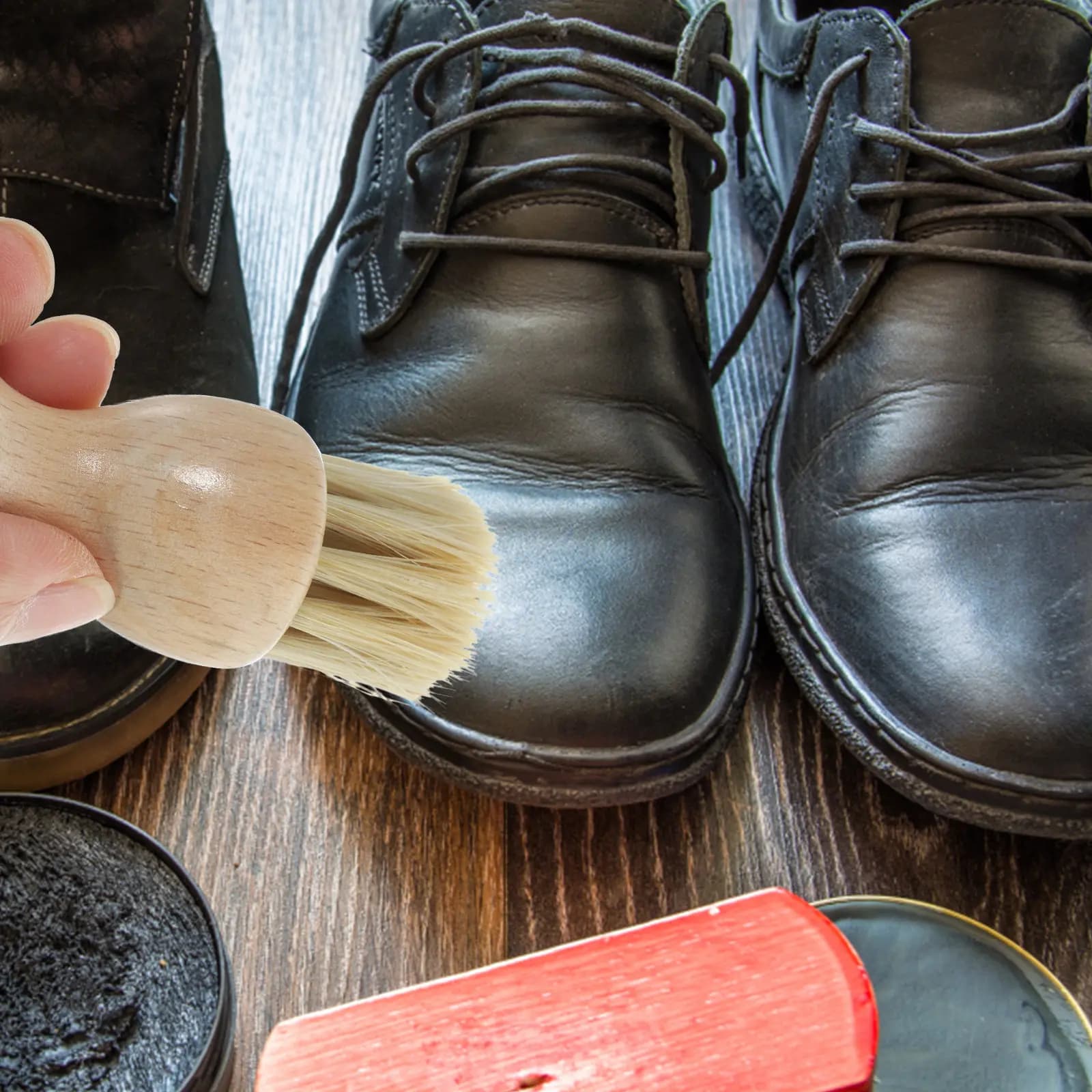 Set di 2 Spazzole Portatili per Pulizia Scarpe con Setole di Pelo di Maiale per Stivali in Pelle Scamosciata e Sneakers, Facili da Usare e Ideali per Viaggi