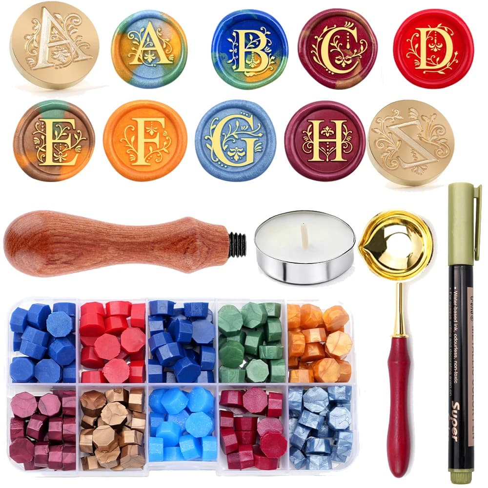 Set di Timbri per Sigilli in Cera con Lettere dell'Alfabeto - Kit per Sigilli con Manico in Legno, Cucchiaio, Cera in Perle in 24 Colori per Buste