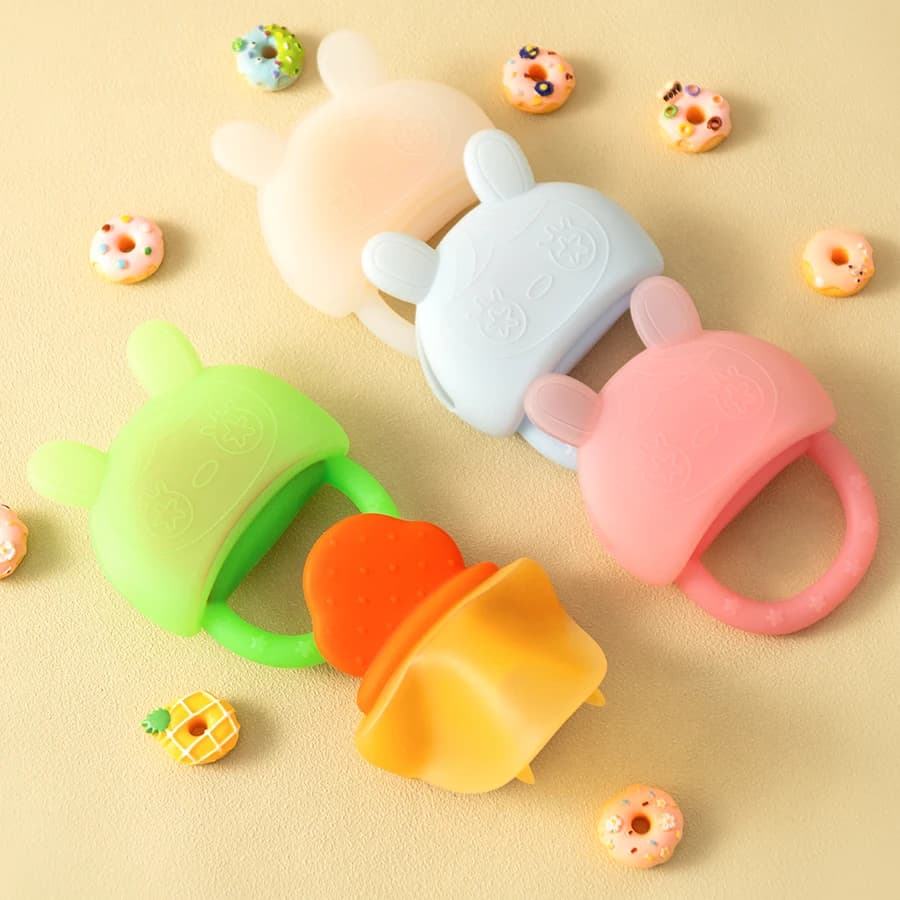 1PC Silicone Baby Teethering Toys copertura antipolvere Cartoon Strawberry Shape massaggiagengive per bambino morbido masticare articoli per bambini giocattoli per bambini