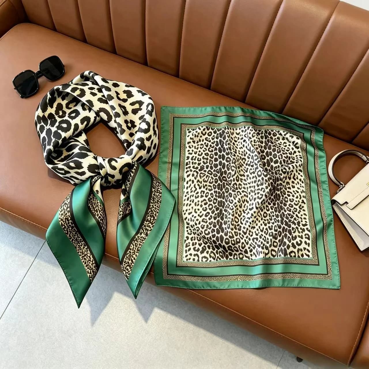 Foulard quadrato di lusso in seta da 70 cm, stampa leopardata, per donna, piccolo foulard per capelli, bandana, fazzoletto femminile