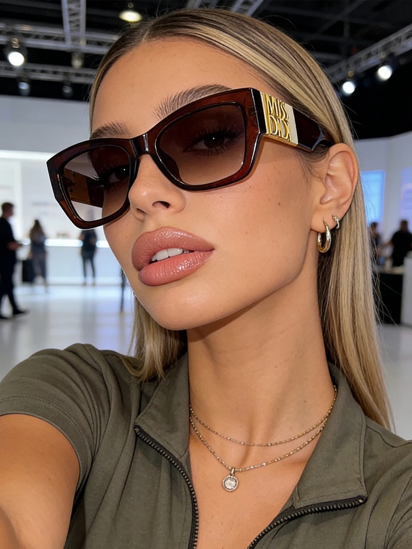 1Pc Light Luxury Style Black Frame Off-White Sunglasses, Unisex, Uv Protection, for Vacation/Street Photography Styling