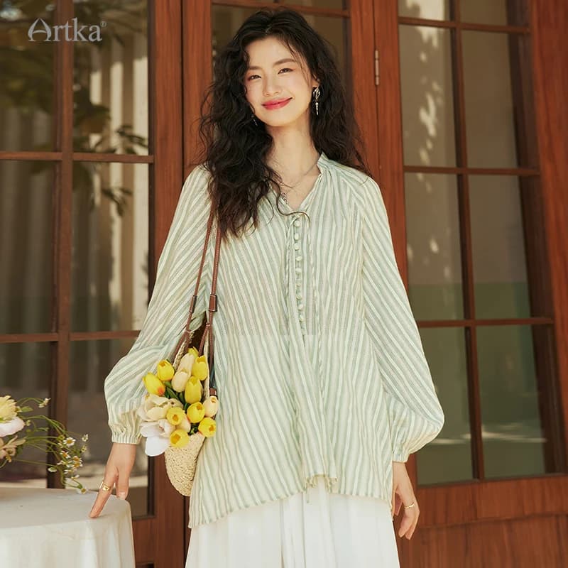 ARTKA 2023 estate nuove donne camicetta 100% cotone Casual camicie a righe larghe con scollo a v camicia a maniche lunghe con lacci donna SA92132X