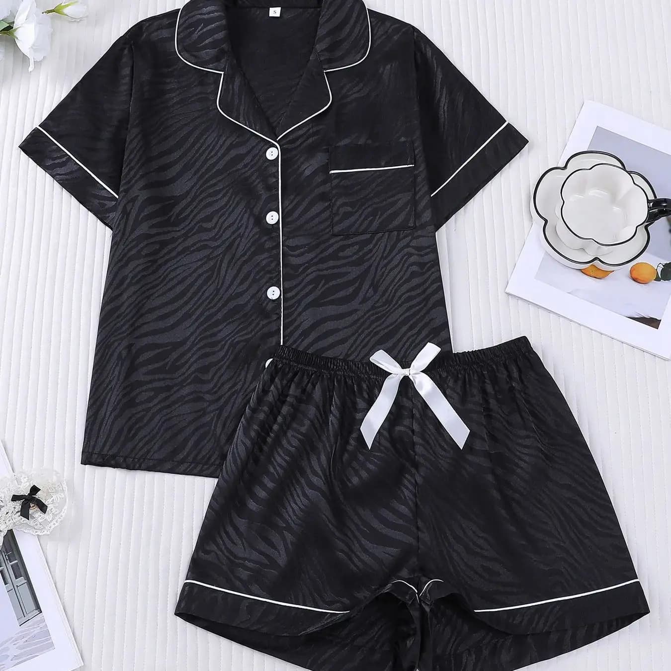 Pigiama da donna in raso nero con stampa zebrata, maniche corte, pantaloncini, abbottonatura, morbido e traspirante, per l'estate, loungewear e sleepwear