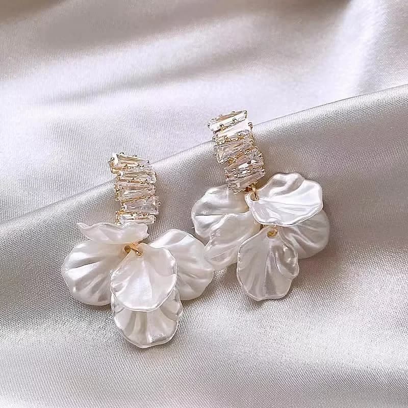 Orecchini a conchiglia imitazione nappa petalo super fata oro 2 pezzi, temperamento alla moda, lusso leggero, design di nicchia, accessori per le orecchie