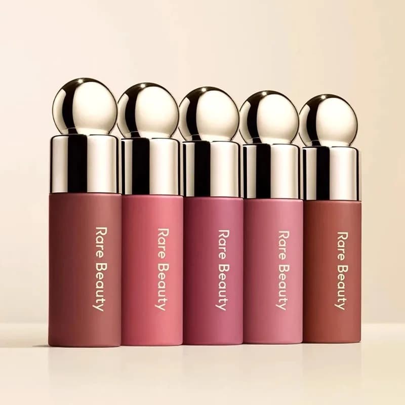 Rare Beauty Light Silky Melting Blush: Fard per il viso effetto perlescente e glitterato, palette illuminante e contouring per migliorare l'effetto del trucco