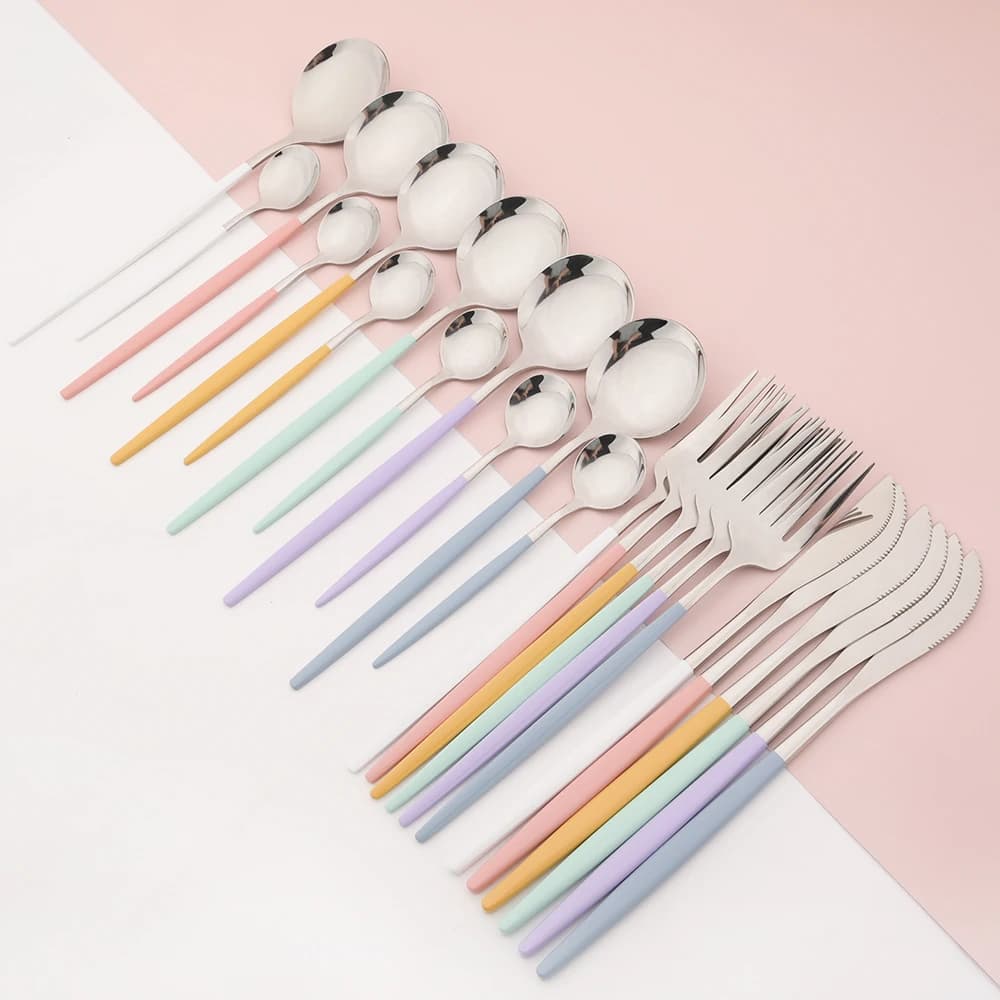 Nuovo Set di stoviglie di colore misto 24 pezzi Set di posate in acciaio inossidabile coltello da tavola forchetta cucchiaio posate di lusso posate da cucina per feste
