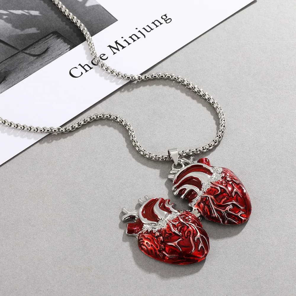 The vintage fashion design with a beating heart pendant can open the red heart box necklace