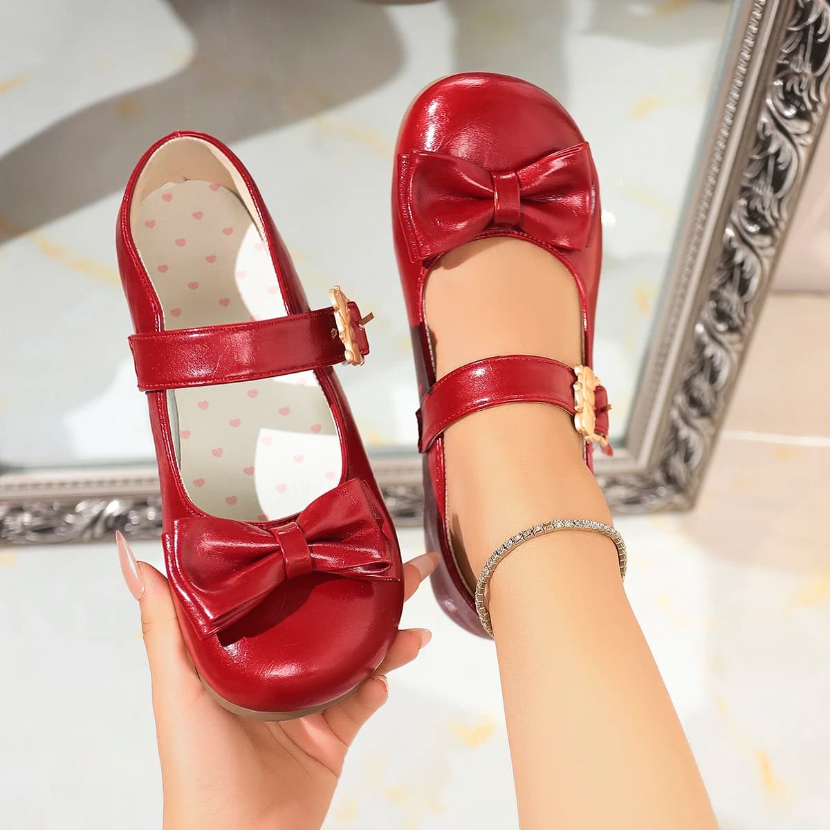 2025 Mocassini da donna Sneakers da balletto leggere di lusso da donna Scarpe Lolita a testa tonda Dolce fiocco carino Scarpe basse con tacco basso da donna