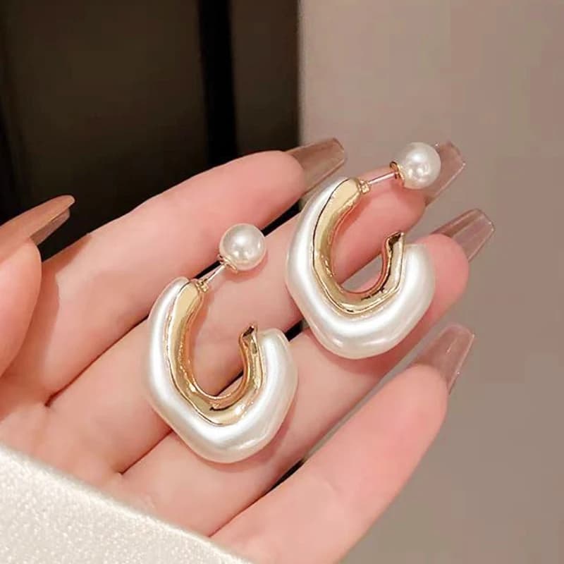 C-shaped women's earrings with white pearls Small imitation pearls Pendant earrings with elegant Korean fashion geometry