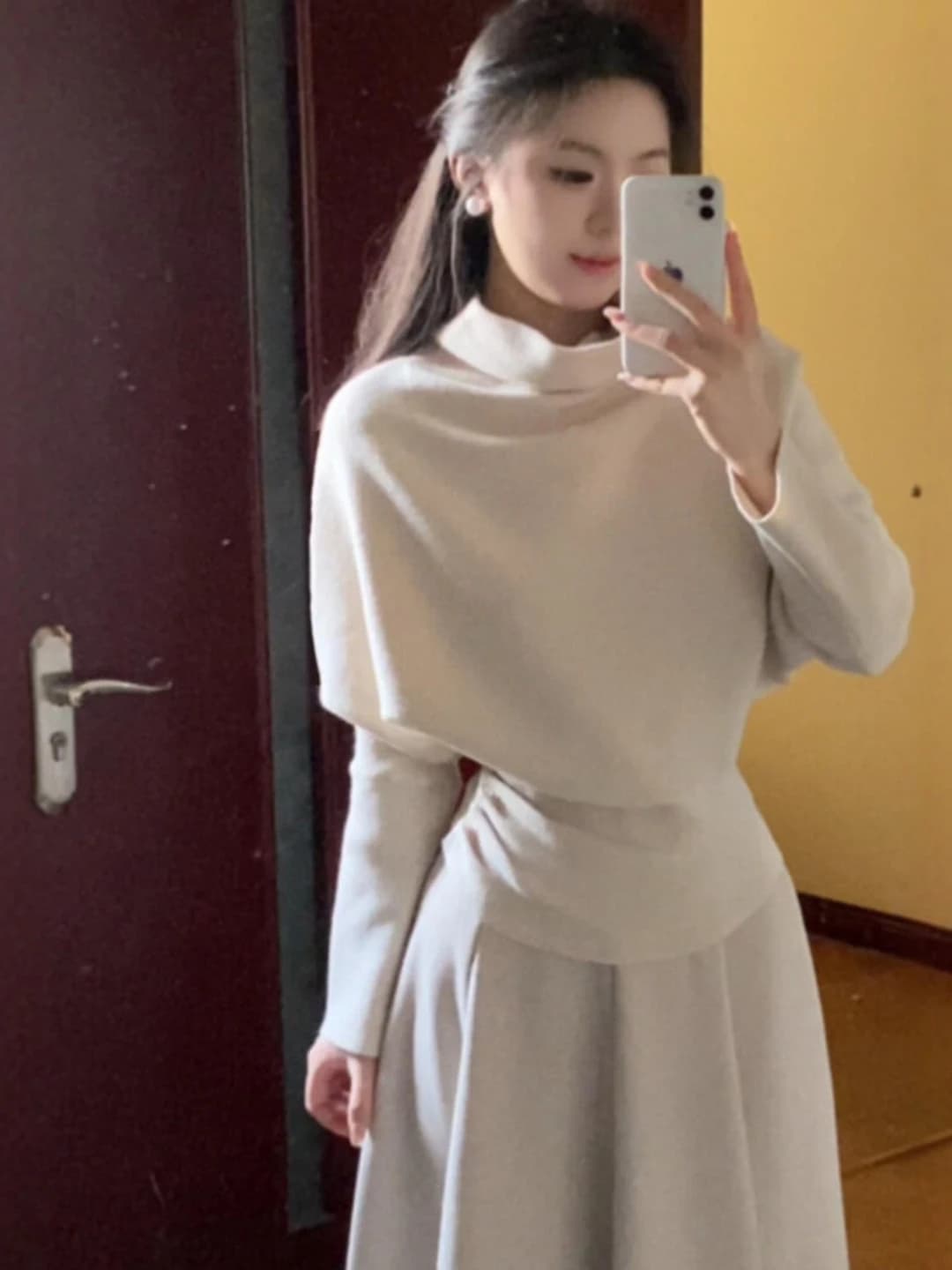 Complete two pieces Korean Sle Gentle Wind: half-length skirt and long sleeve sweater crew neck, youthful and comfortable winter outfit