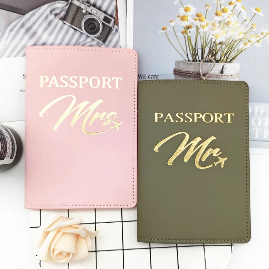 Set di 2 Porta Passaporto in Pelle PU per Coppie Mr/Mrs, Porta Carte, Accessori da Viaggio, Portafoglio Leggero per Donne e Uomini
