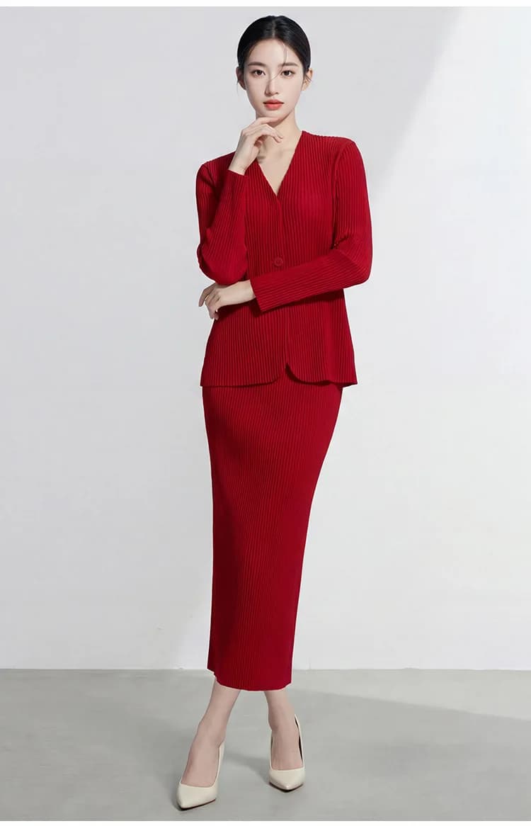High-end women's professional suit, haute couture style, blazer, pencil skirt, elegant commuting, two-piece set, spring/summer.