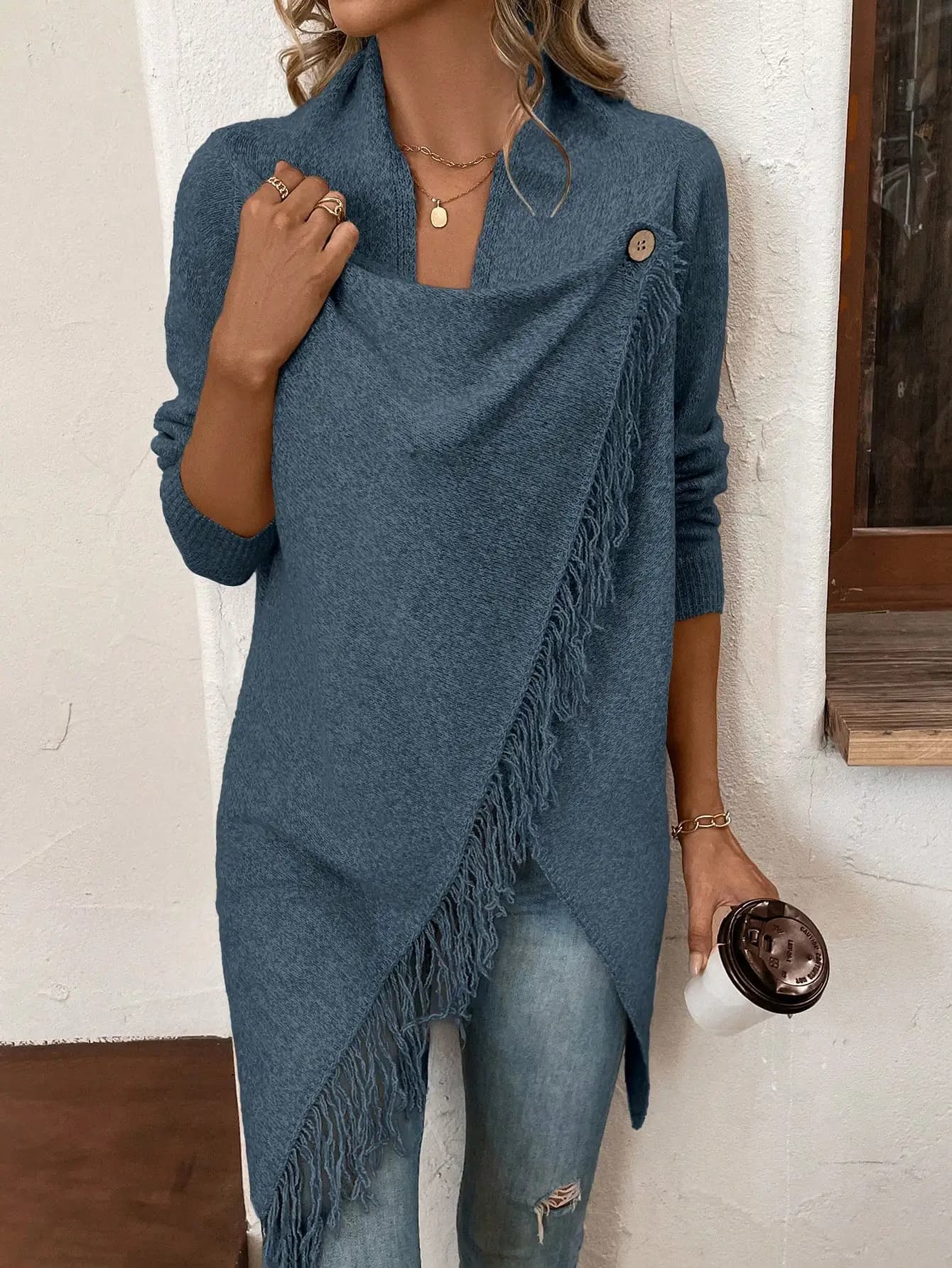 Cardigan avvolgente asimmetrico blu con frange e chiusura a bottone singolo