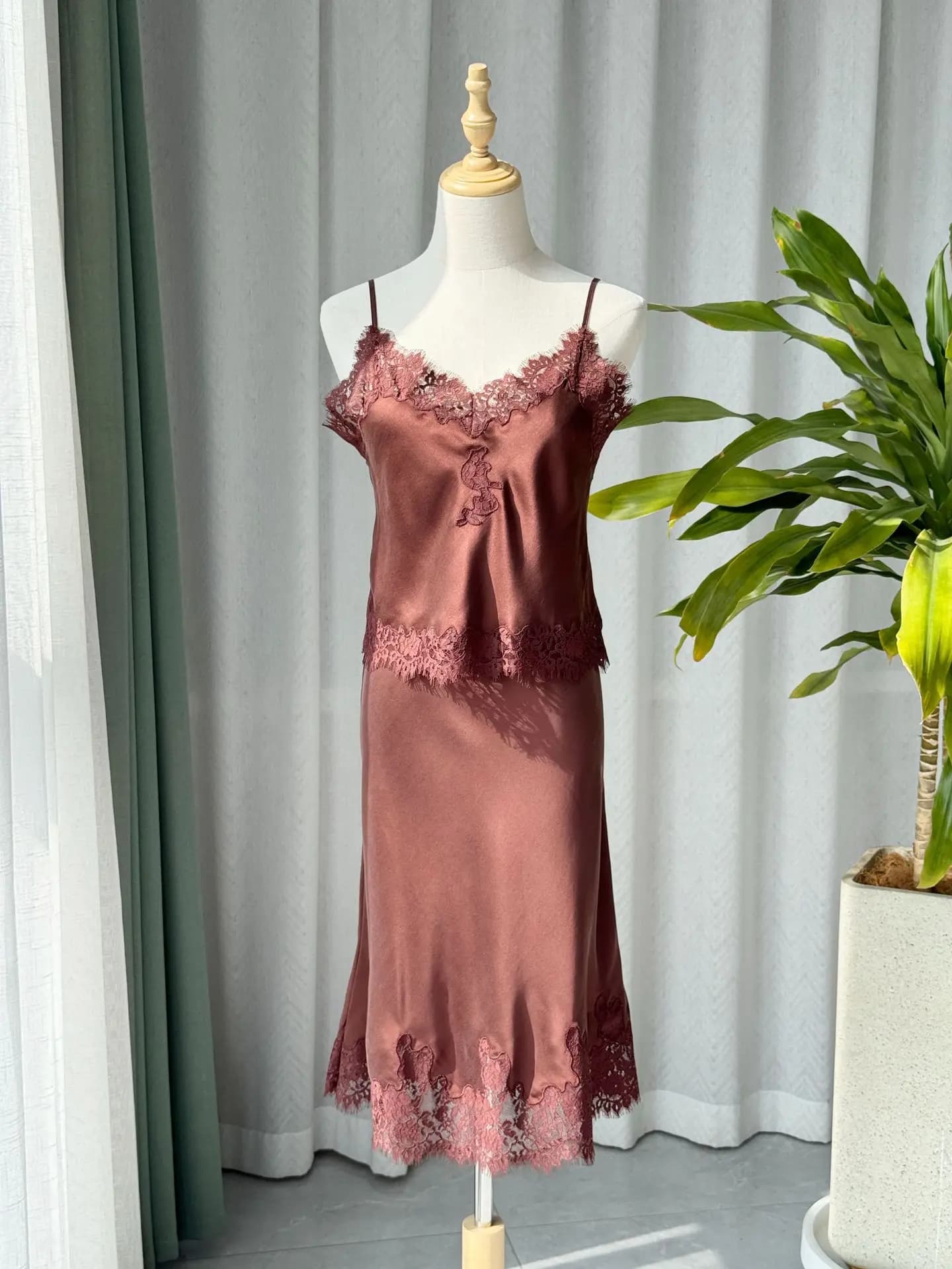 Completo da donna in seta 100% con pizzo, composto da canotta scollo a V senza maniche e gonna a trapezio al ginocchio con elastico in vita - Elegante completo da donna