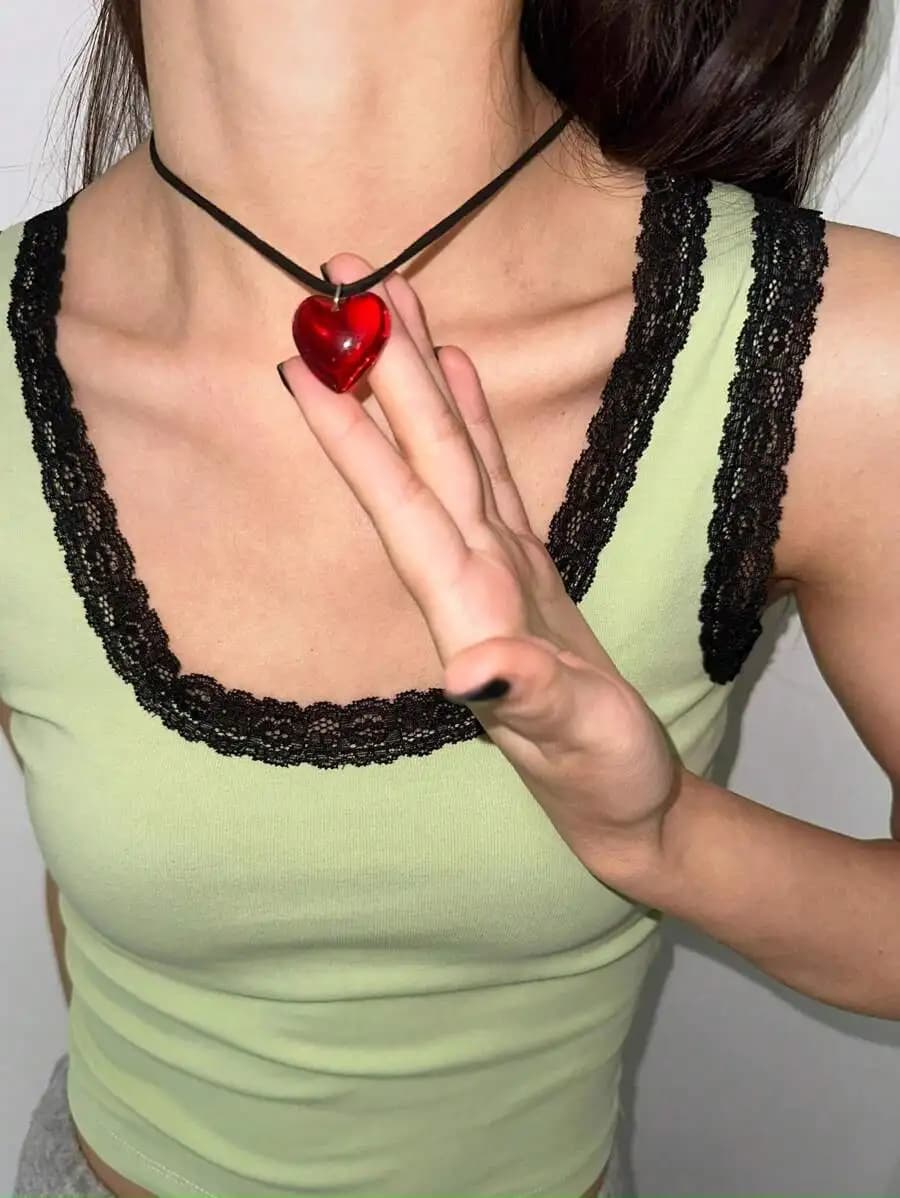 Ciondolo a cuore in vetro rosso semitrasparente su collana con cordino nero per donna, gioielli alla moda ed eleganti