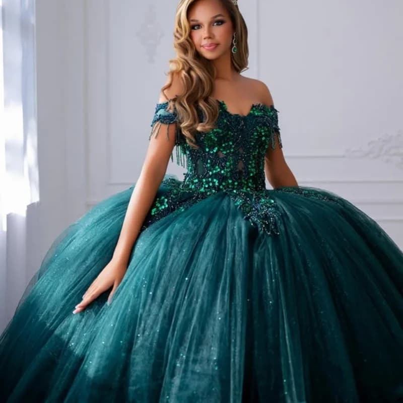 Abito Quinceanera verde scuro lucido con spalle scoperte Decalcomania glitterata a strati di pizzo Coda lunga abiti da 15 Quinceanera Personalizza