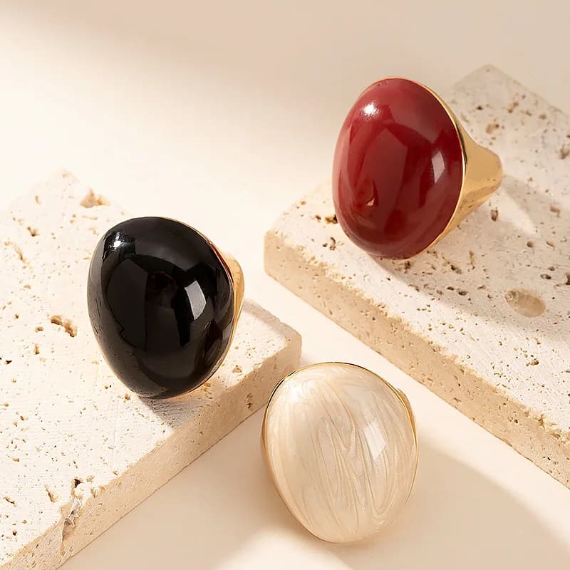 Anello aperto regolabile, elegante, raffinato, esagerato, con finitura a goccia d'olio, di nicchia, di alta gamma, lusso discreto, gioiello per tutti i giorni.
