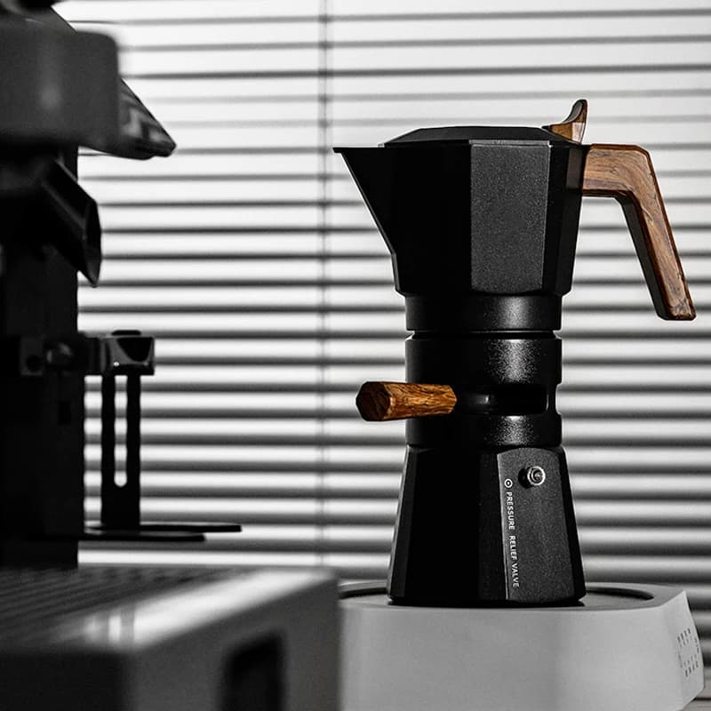 Moka coffee maker with 2 cups with double controlled temperature valve