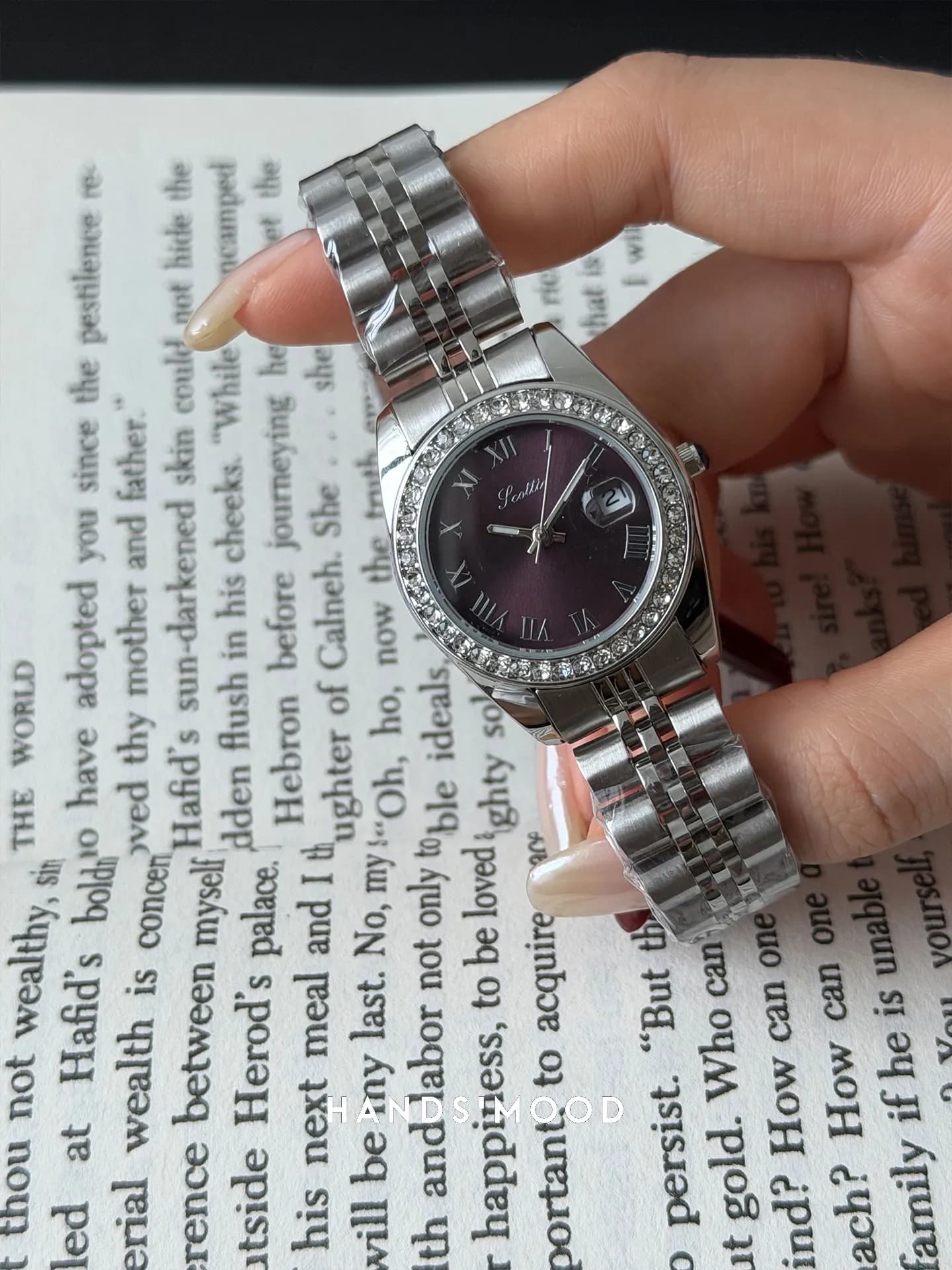 New high-end purple woman watch, fashionable and elegant, with calendar function, perfect for everyday use. A fashionable watch for women.