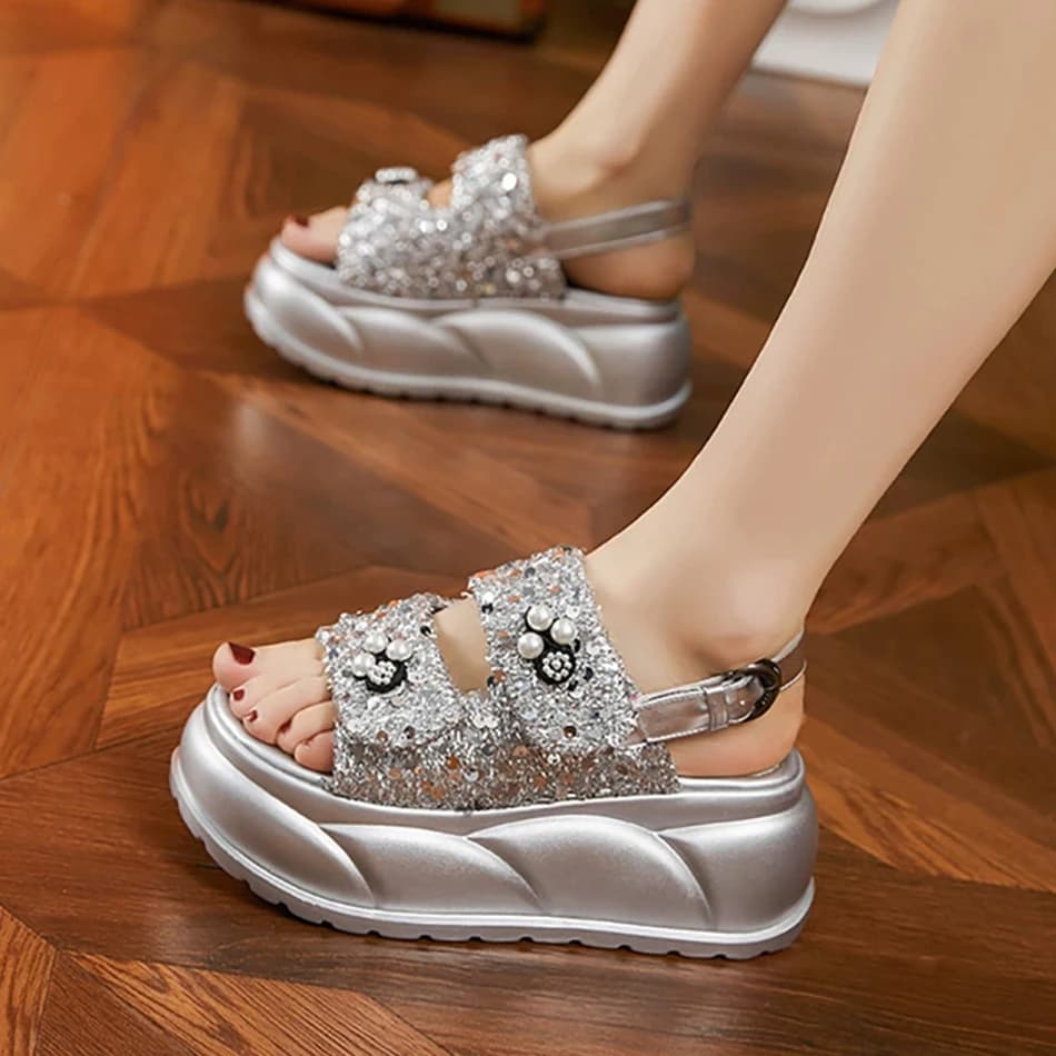Sandali con suola spessa da donna estate 2025, nuove scarpe da spiaggia per capispalla alla moda in velcro, scarpe da donna leggere e versatili