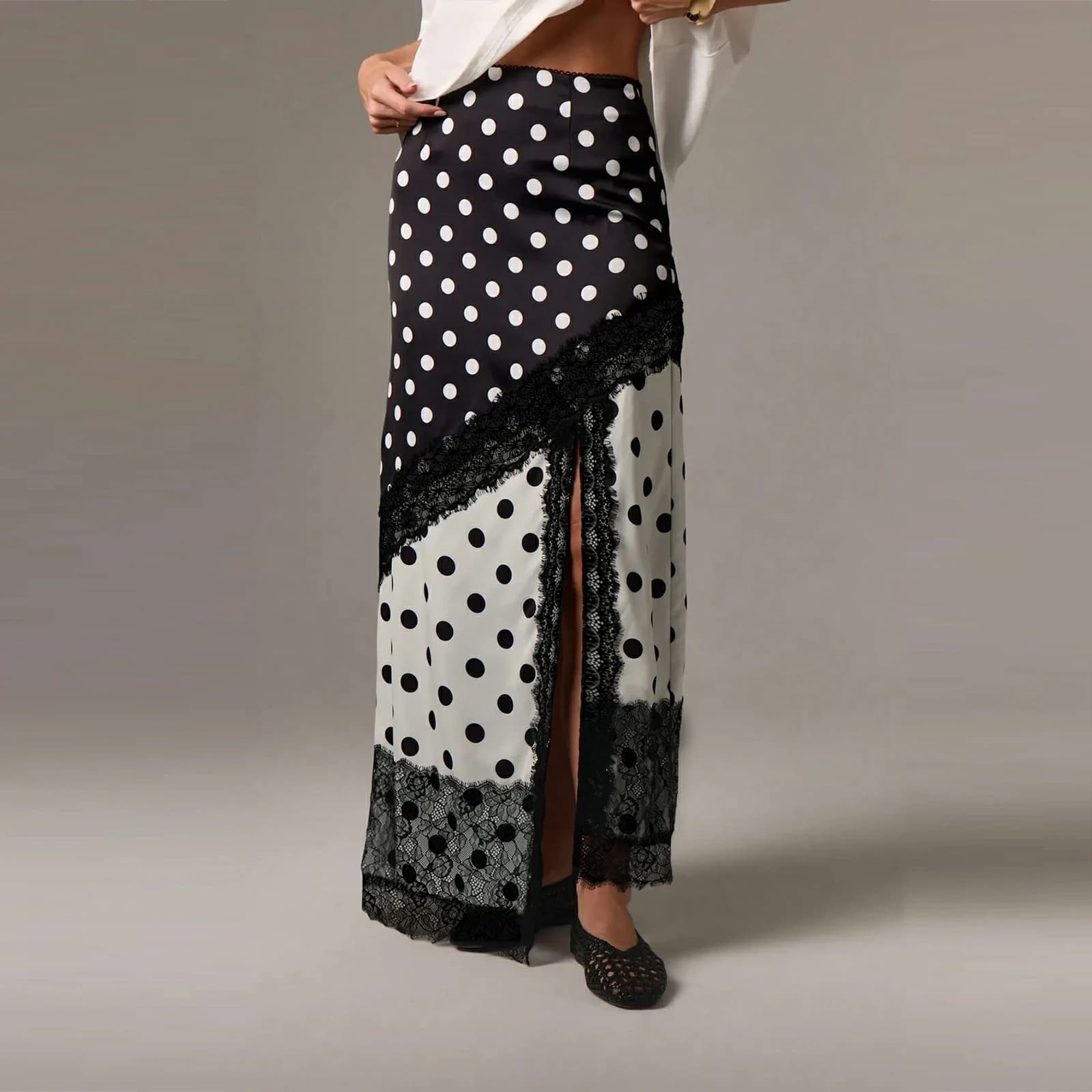 Gonna lunga estiva da donna elegante a vita alta in raso di seta con stampa a pois e finiture in pizzo, gonna con spacco laterale in colore a contrasto