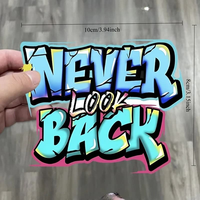 1PC Adesivi in vinile impermeabili con citazione di graffiti 'Never Look Back' per auto, moto, casco, laptop, bici, decorazioni.