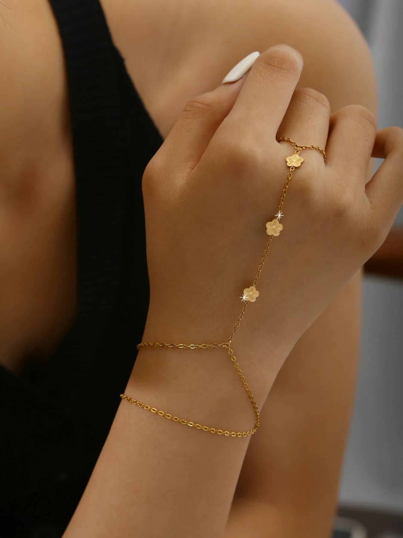 Temperament Elegant Fashion Exquisite Stainless Steel Plated 18K Gold Three Small Flowers With Finger Bracelet Female