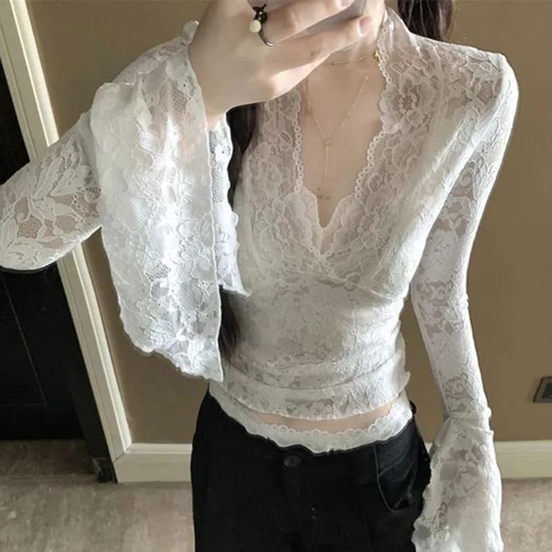 Top corto in pizzo sottile primavera estate per donna T-shirt velate bianche sexy con scollo a V Camicetta in chiffon con maniche svasate moda femminile