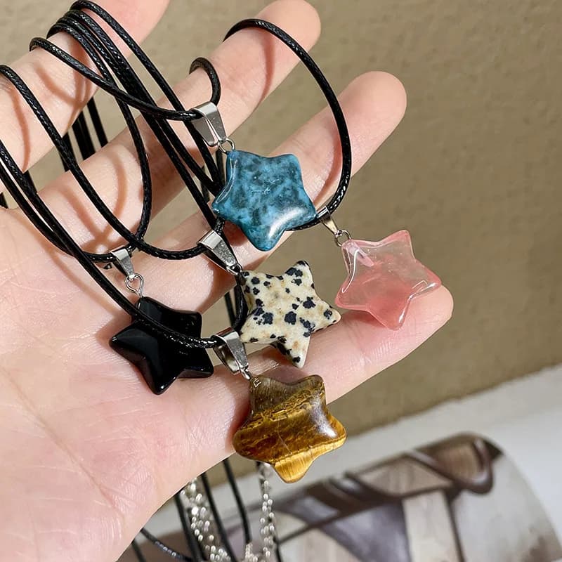 2025 Trend Collana con ciondolo stella rosa in cristallo esagonale in pietra naturale per donna Regalo in stile bohemien con pendolo in fluorite