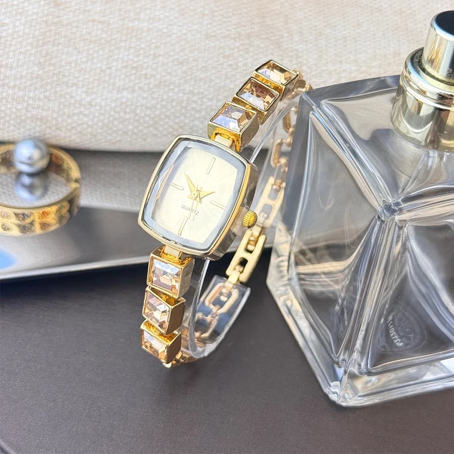 Piccolo braccialetto colorato in lega di zucchero, cassa quadrata squisita, quadrante semplice, orologio da donna versatile e alla moda