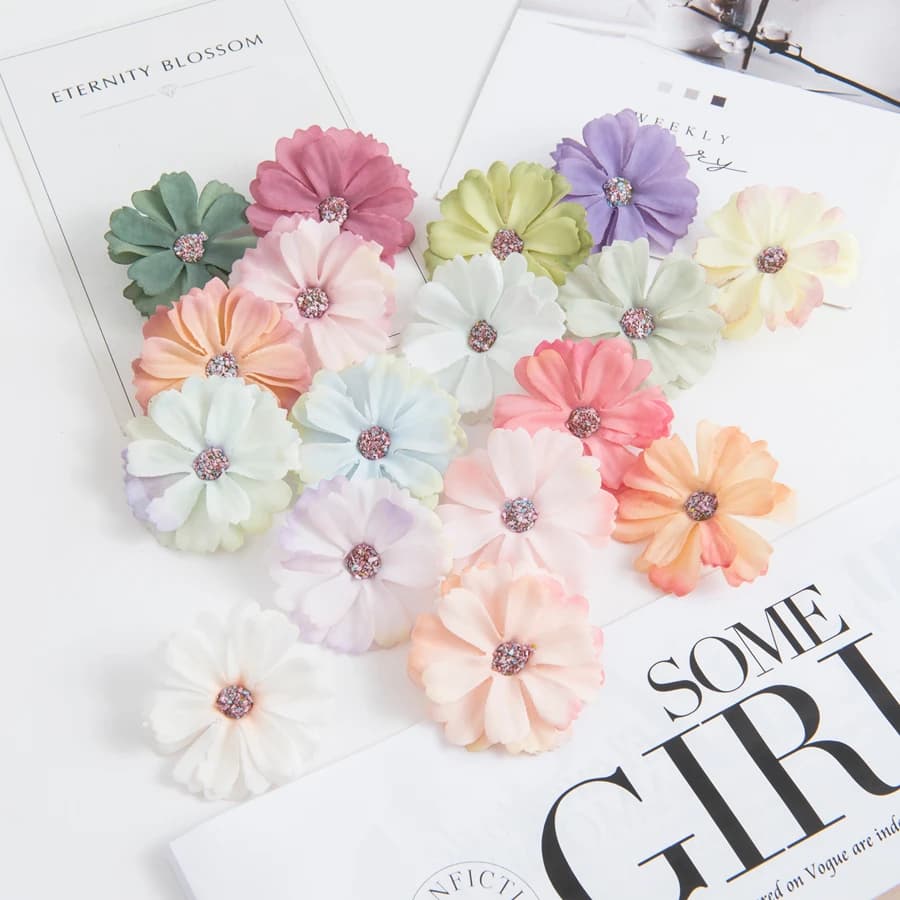 Fiori artificiali Testa di margherita di seta economica Tittle Accessorio di nozze per la casa Regali fai da te Decor Scrapbook Pianta Festival Corona Copricapo