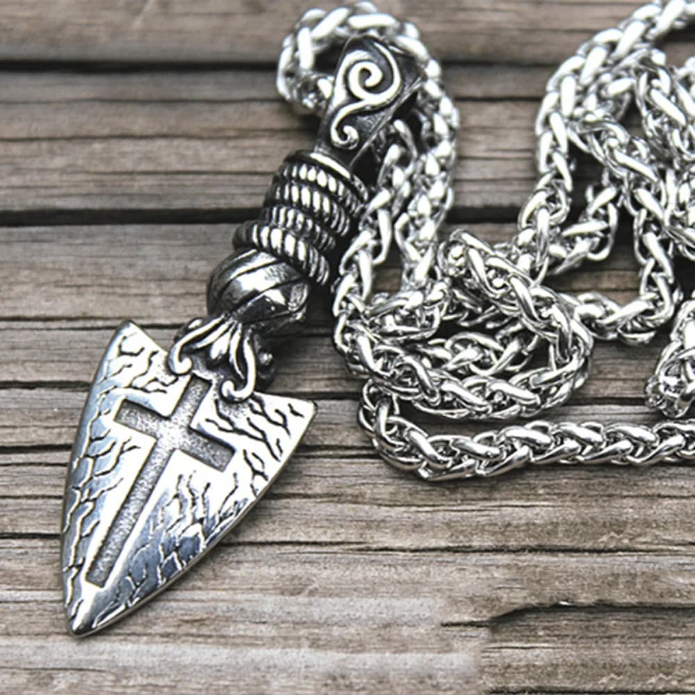 Collana da uomo con ciondolo croce con scudo a freccia hip-hop - Design punk con rune celtiche retrò - Acciaio inossidabile - Uomo