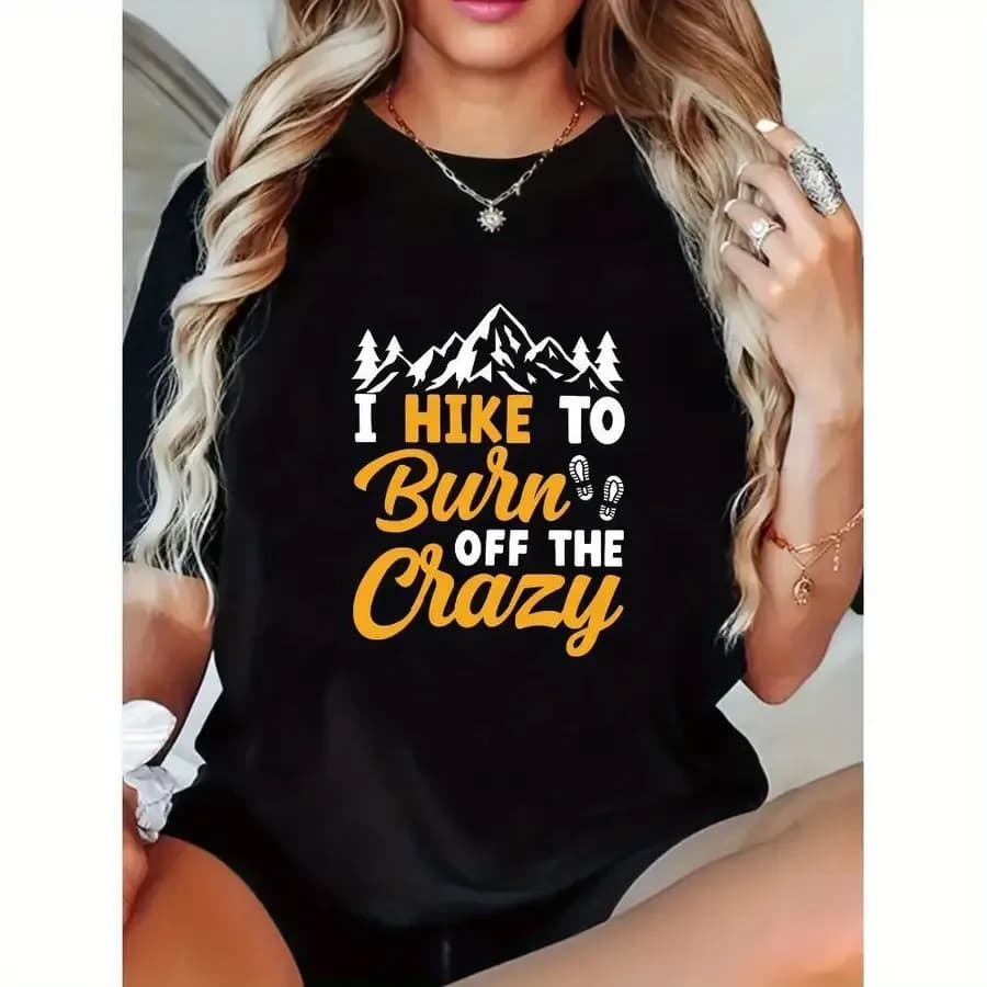T-shirt grafica da donna taglie forti con stampa “I Hike to Burn Off the Crazy” - Maglietta morbida e traspirante con scollo rotondo e stampa di montagna e stivali