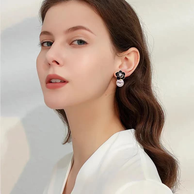 Orecchini Vintage Francesi di Lusso con Camelia Nera e Nappa di Perle, Eleganti Gioielli Pendenti alla Moda per Donne